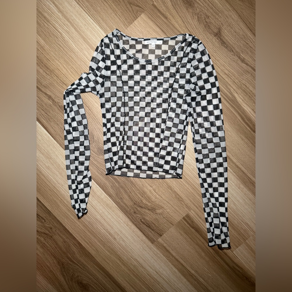 Checkered mesh top